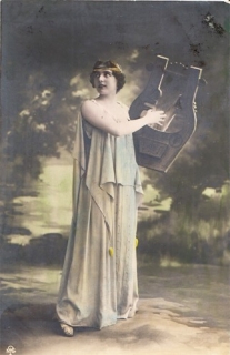 Žena s harfou